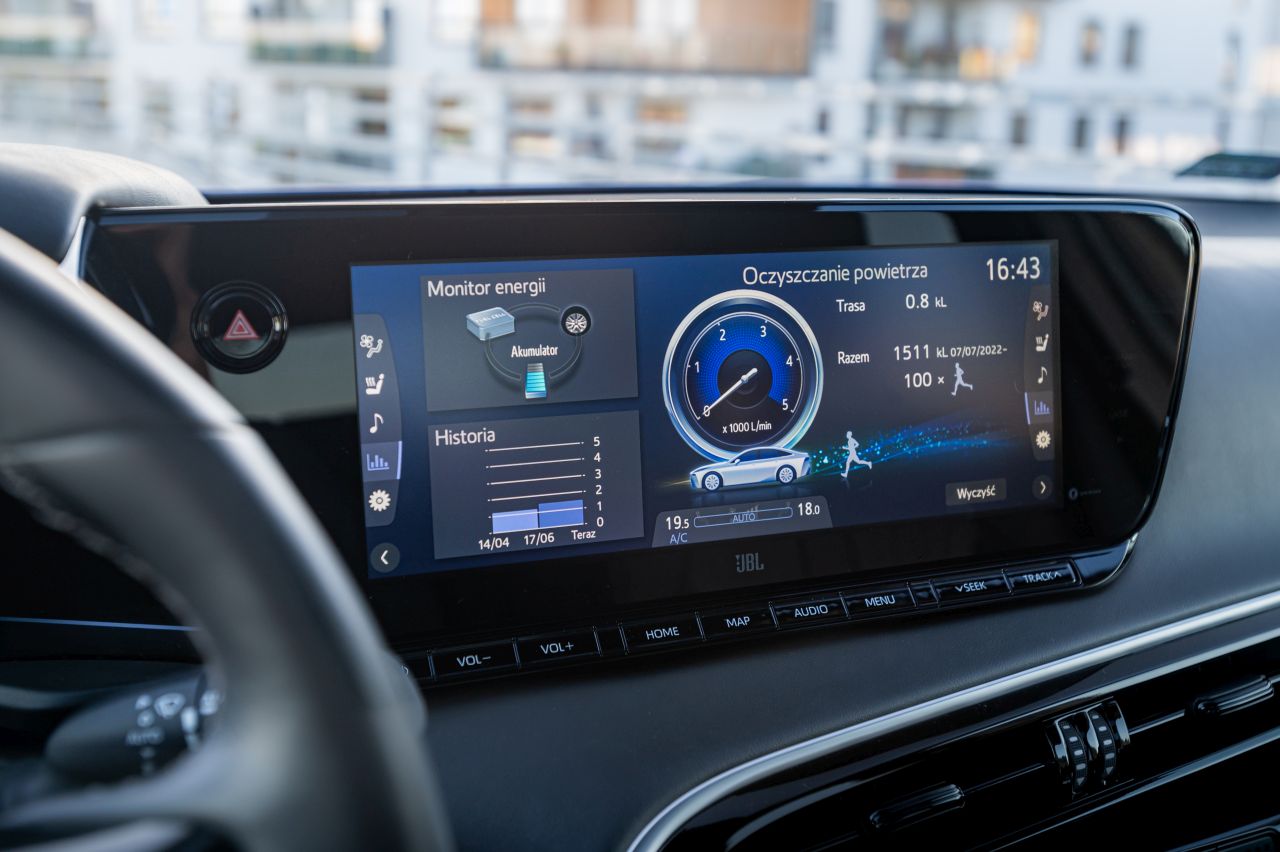 Wodorową Toyotę Mirai zatankujesz w Warszawie. 650 km zasięgu w samochodzie, który oczyszcza powietrze