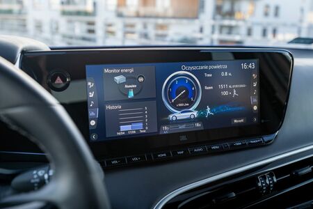 Wodorową Toyotę Mirai zatankujesz w Warszawie. 650 km zasięgu w samochodzie, który oczyszcza powietrze