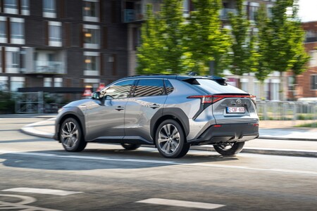 500 elektrycznych Toyot bZ4X zasili flotę wiodącego europejskiego operatora taksówek G7