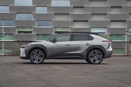 500 elektrycznych Toyot bZ4X zasili flotę wiodącego europejskiego operatora taksówek G7