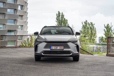 500 elektrycznych Toyot bZ4X zasili flotę wiodącego europejskiego operatora taksówek G7