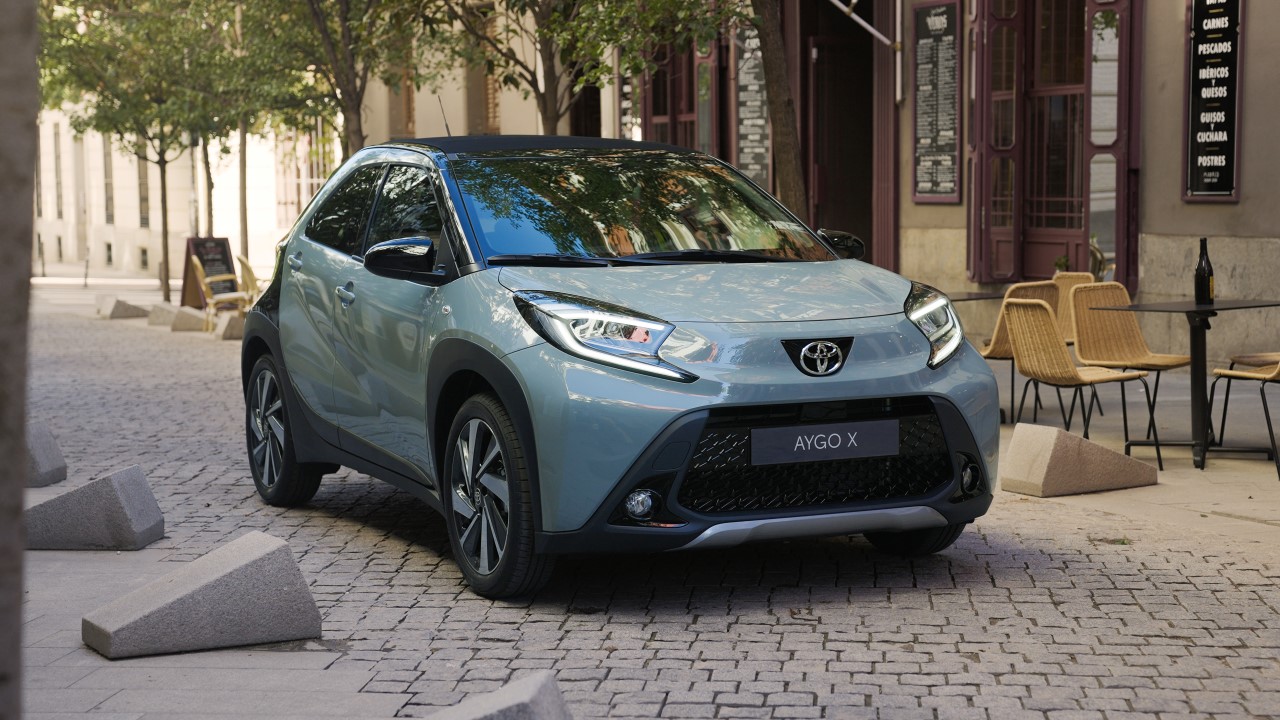Toyota Aygo X z roku modelowego 2024 z większymi ekranami, nowymi lakierami oraz pakietami dodatkowymi
