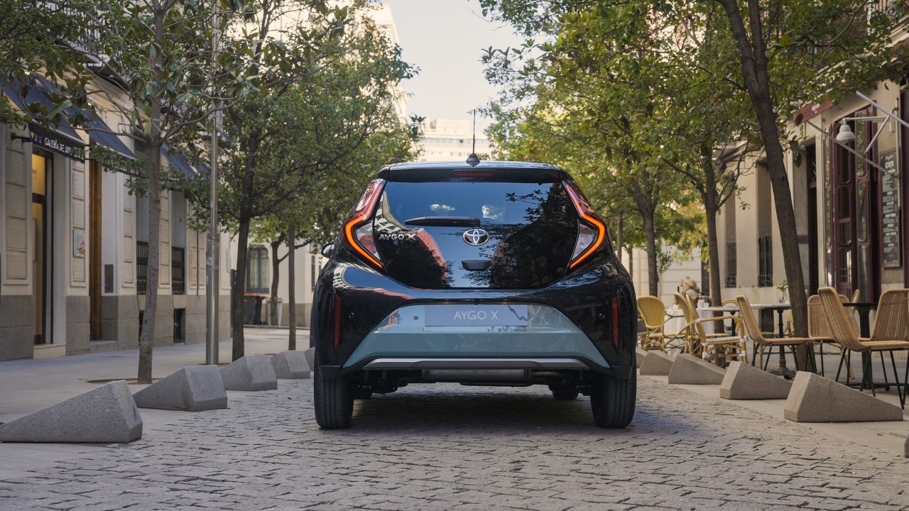 Toyota Aygo X z roku modelowego 2024 z większymi ekranami, nowymi lakierami oraz pakietami dodatkowymi