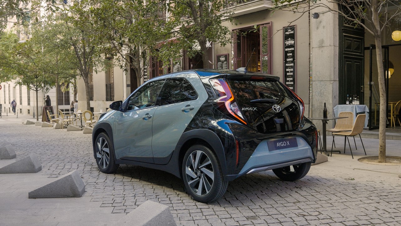 Toyota Aygo X z roku modelowego 2024 z większymi ekranami, nowymi lakierami oraz pakietami dodatkowymi