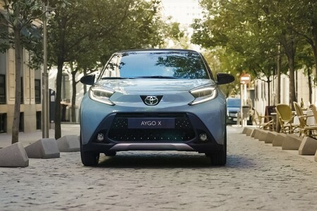 Toyota Aygo X z roku modelowego 2024 z większymi ekranami, nowymi lakierami oraz pakietami dodatkowymi