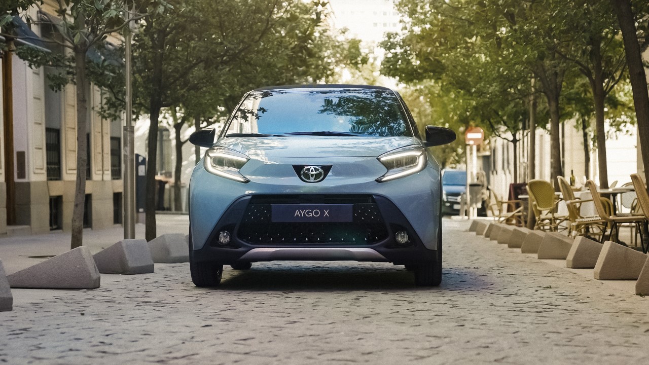Toyota Aygo X z roku modelowego 2024 z większymi ekranami, nowymi lakierami oraz pakietami dodatkowymi