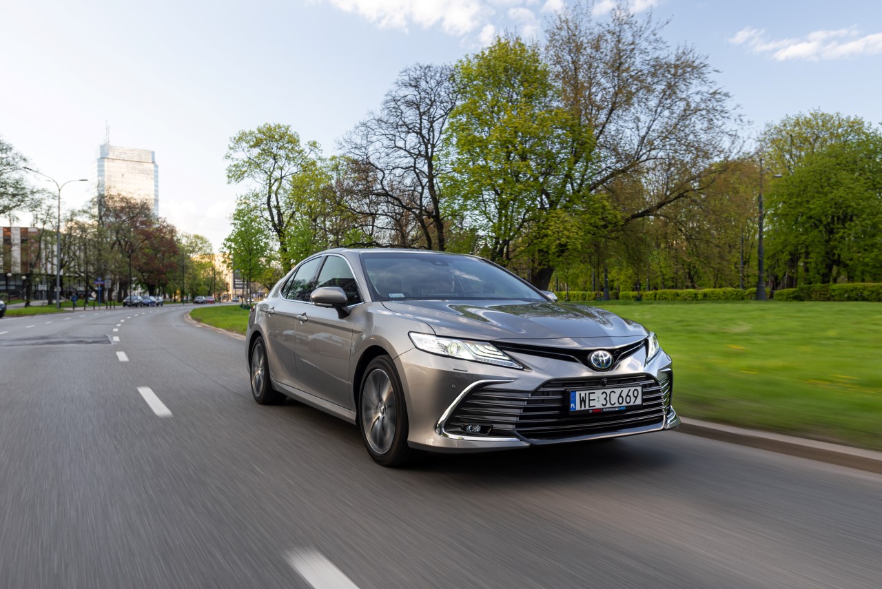 Toyota powraca z wyprzedażą rocznika. To pierwsza od czasu pandemii tak szeroka oferta. Wybrane modele otrzymały rabaty sięgające blisko 21 tys. zł