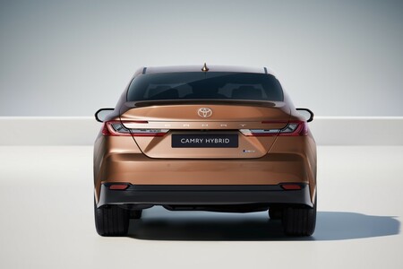 Nowa Toyota Camry z hybrydą piątej generacji, efektowną stylistyką i najnowszymi technologiami