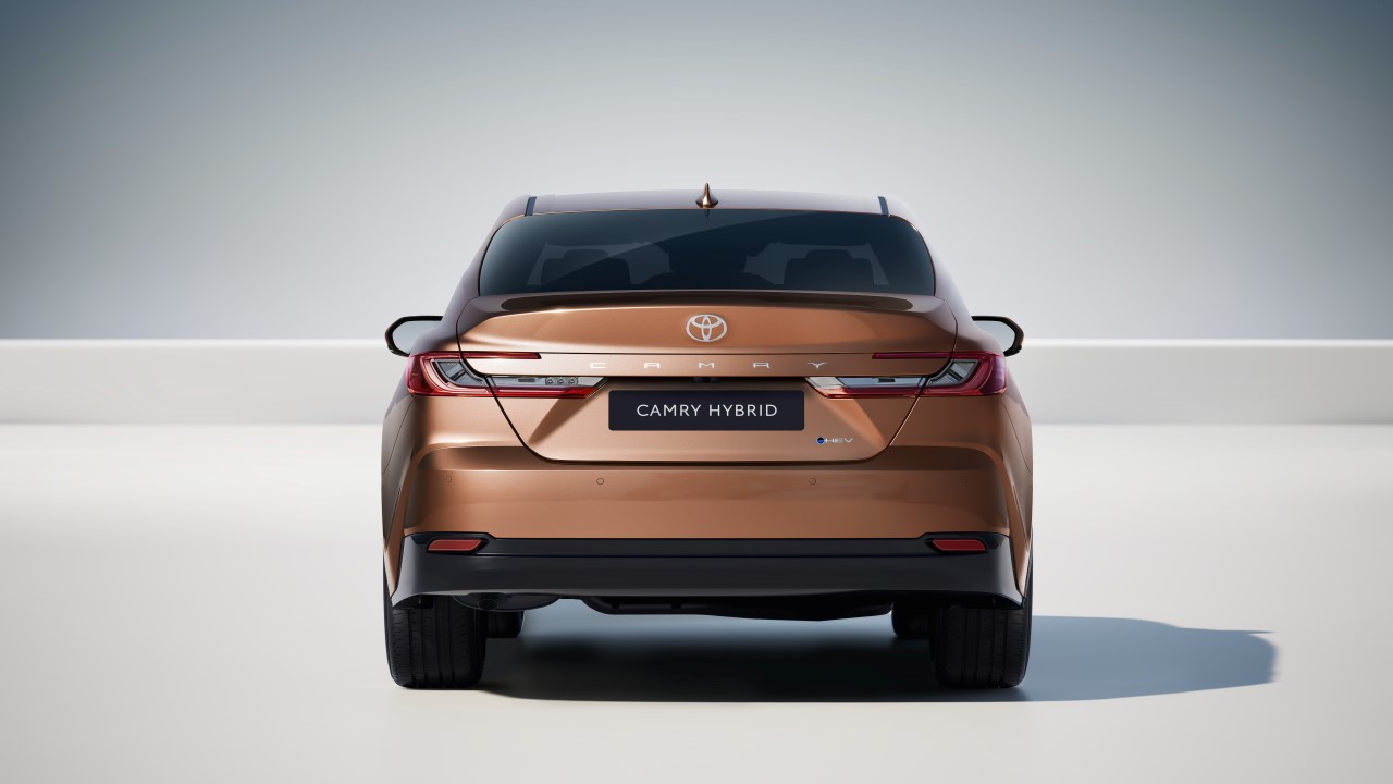 Nowa Toyota Camry z hybrydą piątej generacji, efektowną stylistyką i najnowszymi technologiami