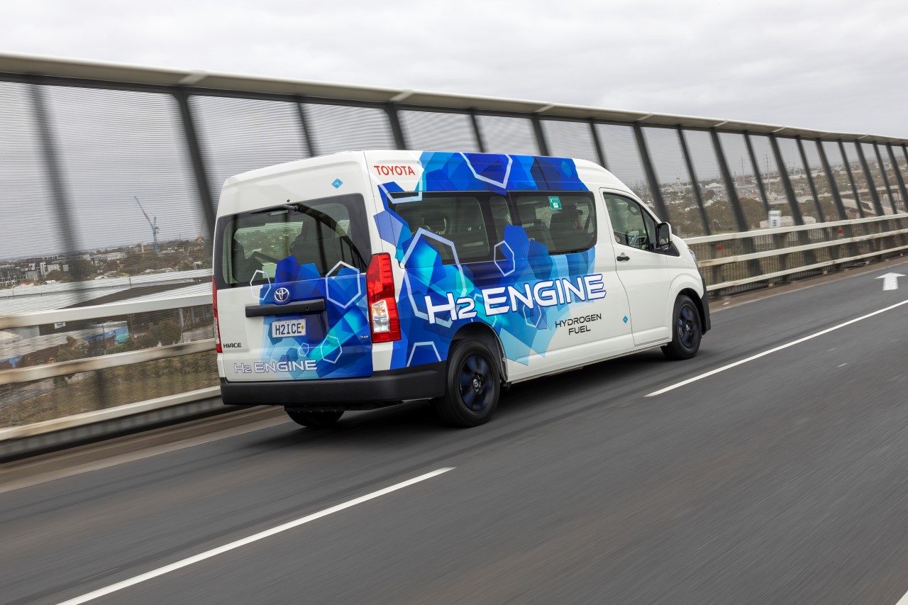 Wodorowy silnik spalinowy V6 w dostawczej Toyocie Hydrogen HIACE