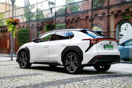 Ostatnie egzemplarze elektrycznej Toyoty bZ4X w wyprzedaży rocznika 2023. Rabat do 56 000 zł