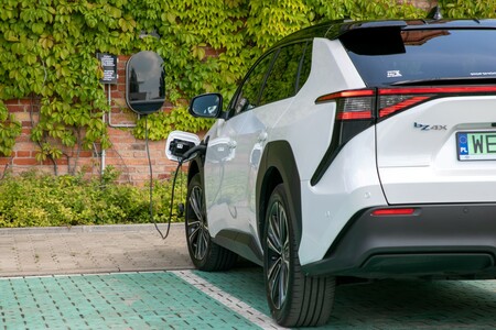 Ostatnie egzemplarze elektrycznej Toyoty bZ4X w wyprzedaży rocznika 2023. Rabat do 56 000 zł