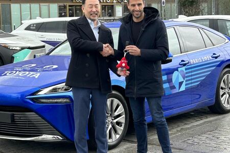 Toyota przekazuje flotę zelektryfikowanych pojazdów na Igrzyska Olimpijskie i Paraolimpijskie w Paryżu 2024