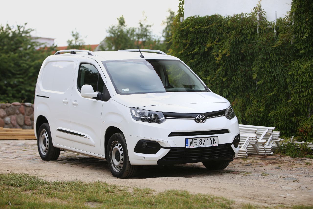 Toyota Professional z kolejnym miesiącem wzrostów. Hilux zdominował segment pick-upów