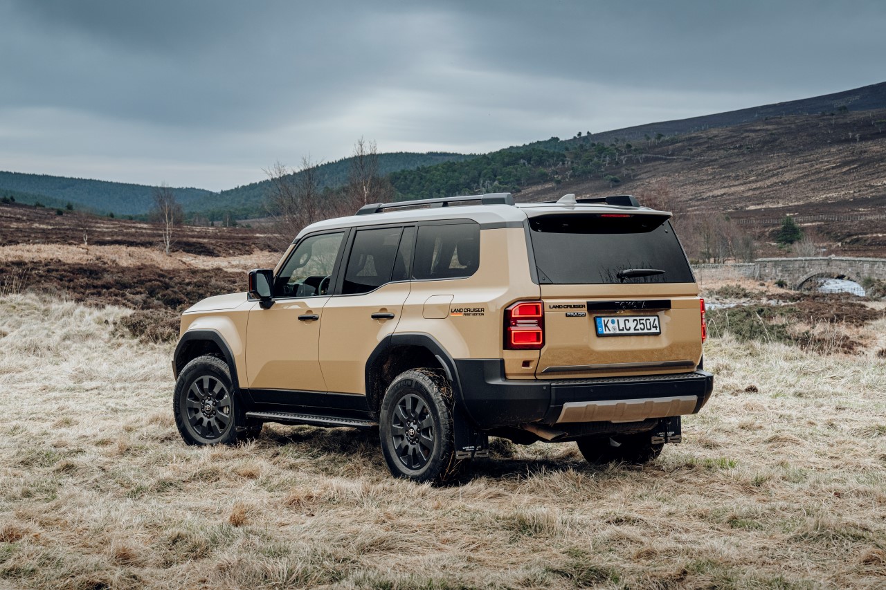 Nowa Toyota Land Cruiser. Legendarna terenówka z najnowszymi technologiami