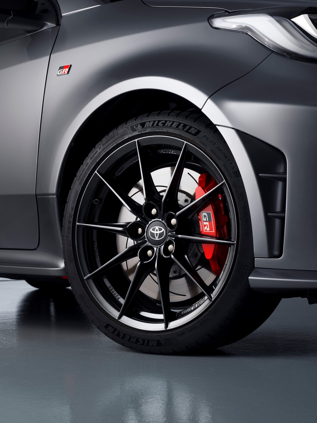 Toyota GR Yaris nadal dostępna w sprzedaży. Większość klientów wybiera hot-hatcha z nową skrzynią automatyczną GAZOO Racing Direct