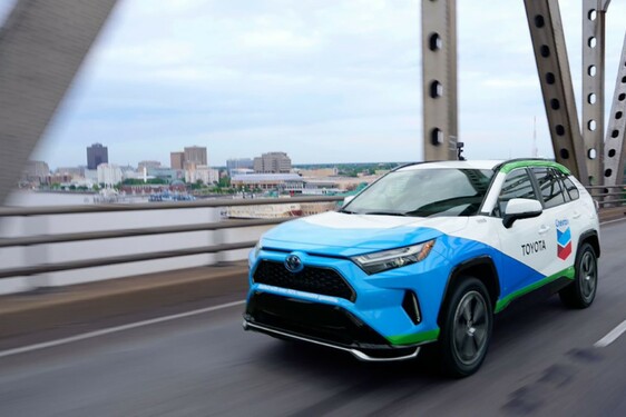 Samochody Toyoty zasilane innowacyjną benzyną. Toyota testuje nowe paliwo o ponad 40% niższej emisji CO2