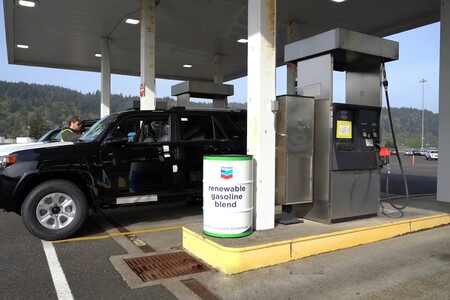 Samochody Toyoty zasilane innowacyjną benzyną. Toyota testuje nowe paliwo o ponad 40% niższej emisji CO2