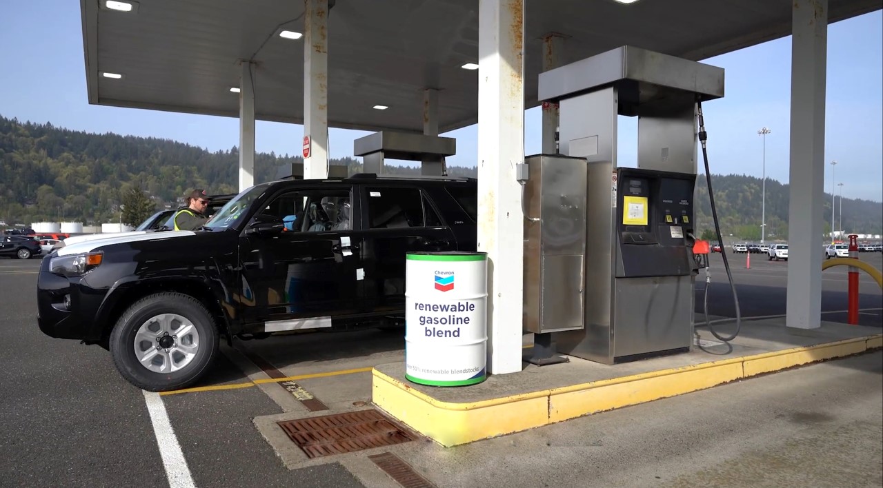 Samochody Toyoty zasilane innowacyjną benzyną. Toyota testuje nowe paliwo o ponad 40% niższej emisji CO2