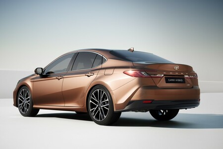 Nowa Toyota Camry z hybrydą 5. generacji od 185 900 zł