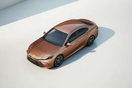 Nowa Toyota Camry z hybrydą 5. generacji od 185 900 zł