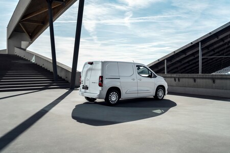 PROACE CITY i Hilux liderują w swoich segmentach. Pięć miesięcy wzrostów linii Toyota Professional