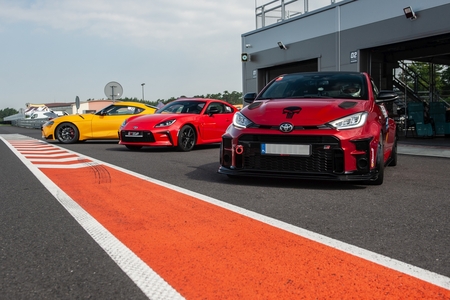 Sportowa rywalizacja w TOYOTA GR CUP przyspiesza. Druga runda markowego pucharu Toyoty na torze Silesia Ring
