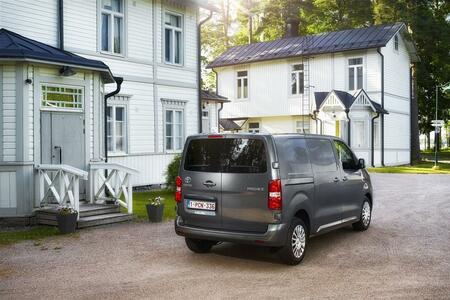 Pół roku wzrostów aut Toyota Professional. PROACE CITY i Hilux dominują w swoich segmentach