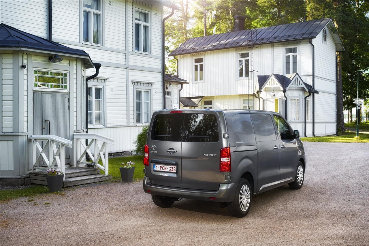 Pół roku wzrostów aut Toyota Professional. PROACE CITY i Hilux dominują w swoich segmentach