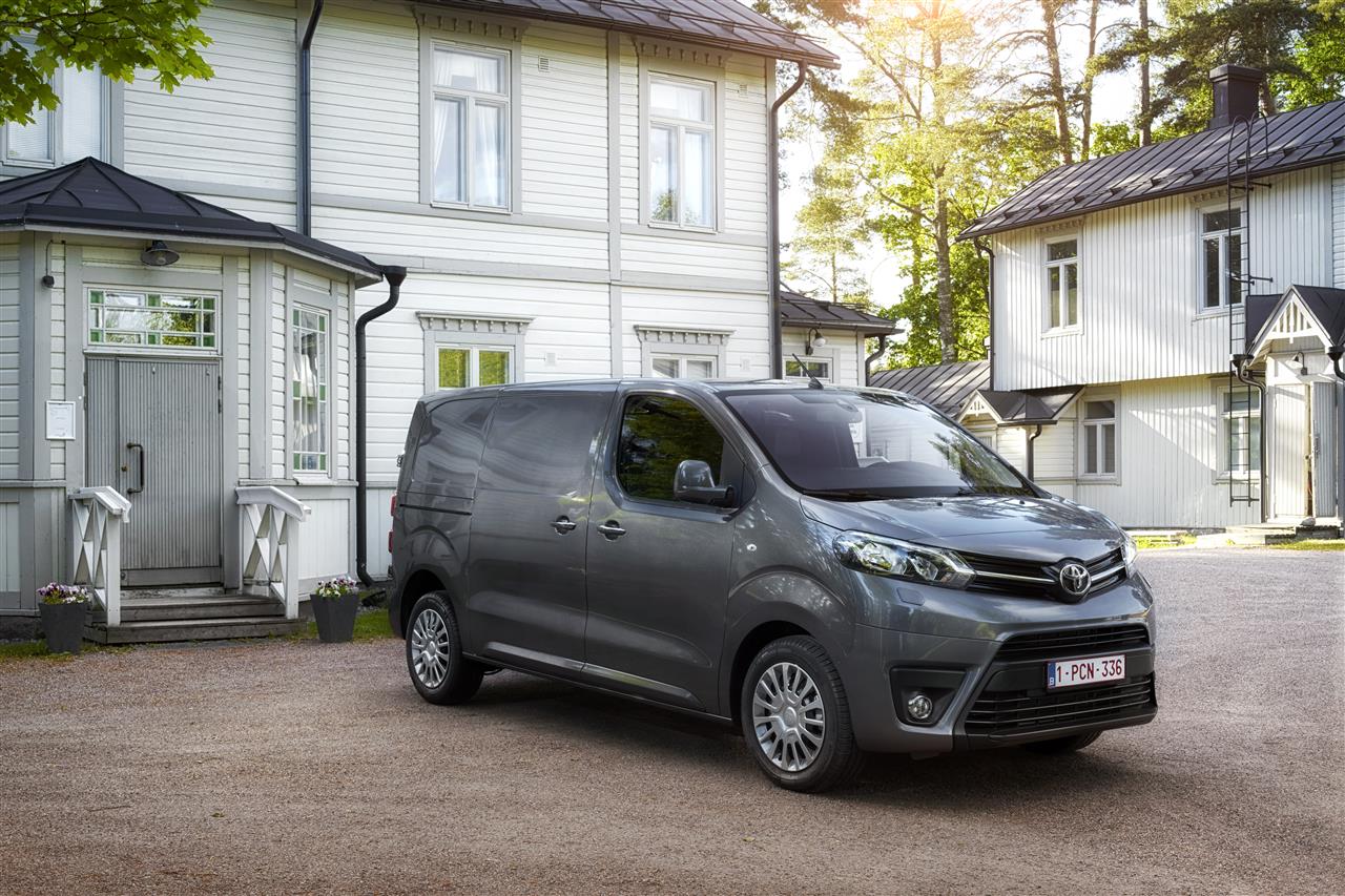 Pół roku wzrostów aut Toyota Professional. PROACE CITY i Hilux dominują w swoich segmentach