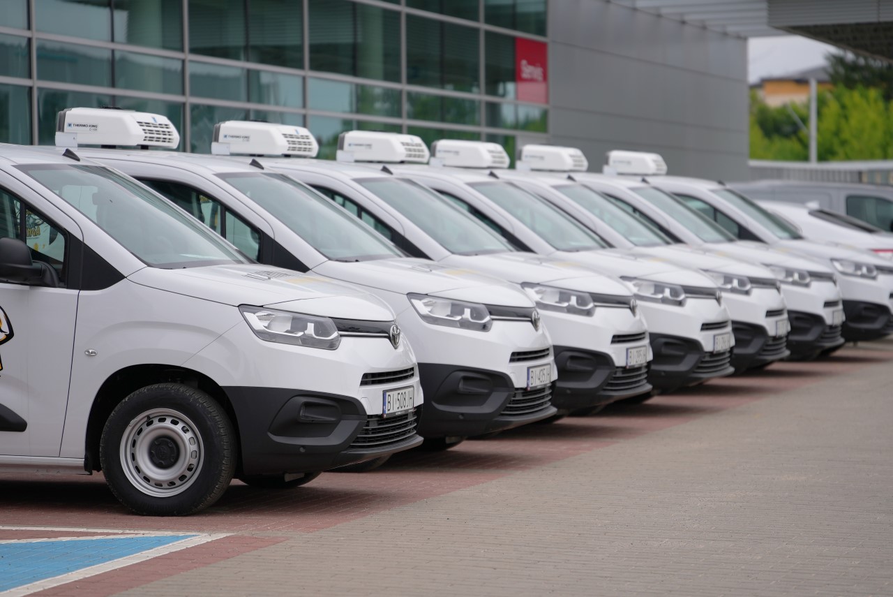 Nowa flota PROACE CITY z fabryczną zabudową izotermiczną. Toyota dostarczyła 40 dostawczych vanów firmie Kuchnia Vikinga