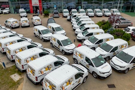 Nowa flota PROACE CITY z fabryczną zabudową izotermiczną. Toyota dostarczyła 40 dostawczych vanów firmie Kuchnia Vikinga