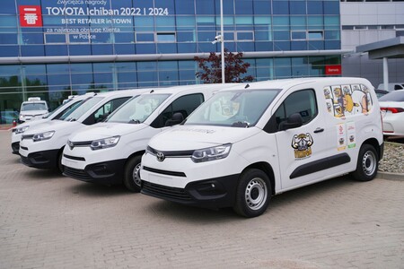 Nowa flota PROACE CITY z fabryczną zabudową izotermiczną. Toyota dostarczyła 40 dostawczych vanów firmie Kuchnia Vikinga