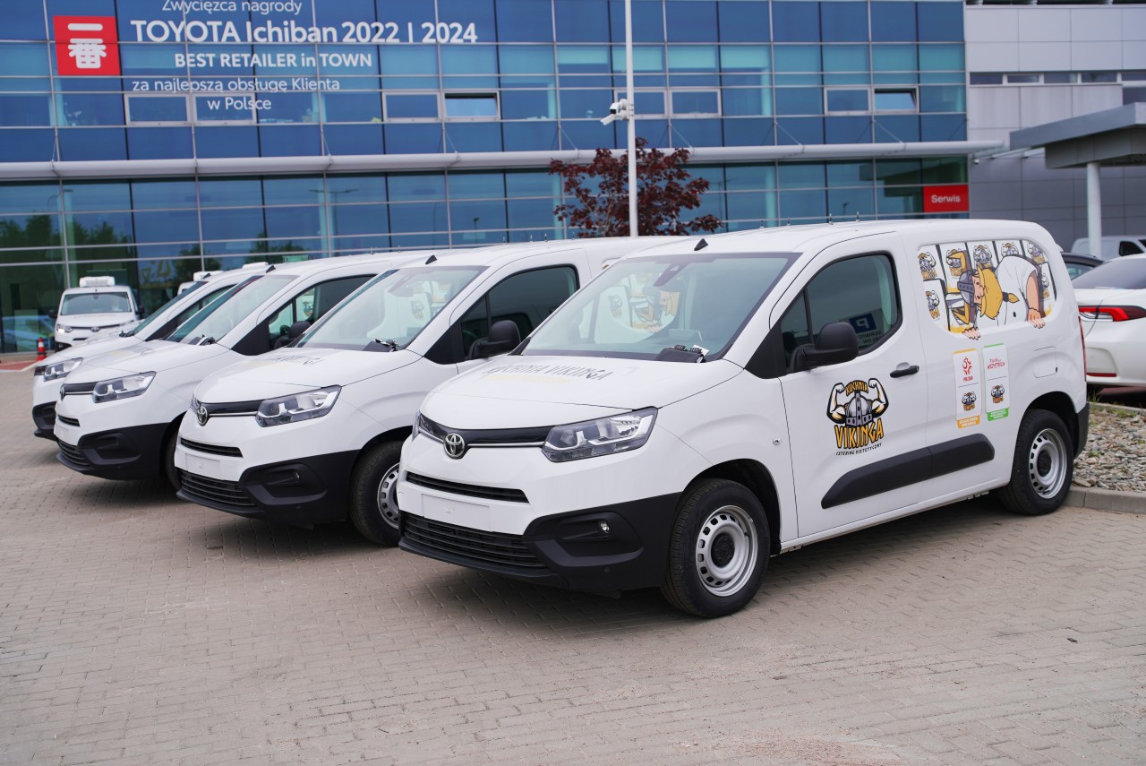 Nowa flota PROACE CITY z fabryczną zabudową izotermiczną. Toyota dostarczyła 40 dostawczych vanów firmie Kuchnia Vikinga