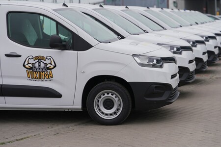 Nowa flota PROACE CITY z fabryczną zabudową izotermiczną. Toyota dostarczyła 40 dostawczych vanów firmie Kuchnia Vikinga