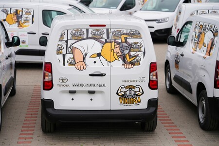 Nowa flota PROACE CITY z fabryczną zabudową izotermiczną. Toyota dostarczyła 40 dostawczych vanów firmie Kuchnia Vikinga