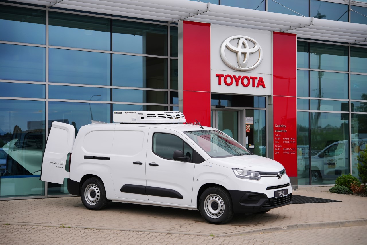 Nowa flota PROACE CITY z fabryczną zabudową izotermiczną. Toyota dostarczyła 40 dostawczych vanów firmie Kuchnia Vikinga