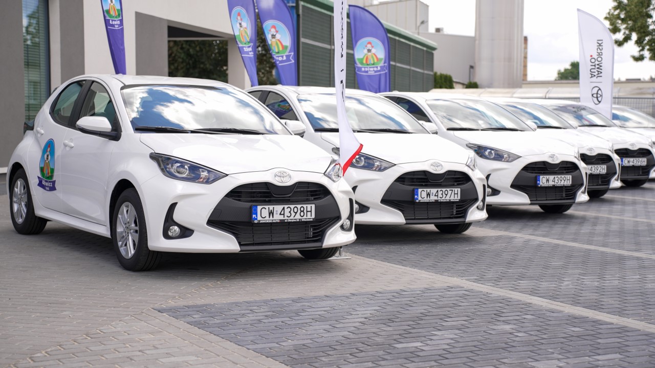 OSM Łowicz elektryfikuje flotę z Toyotą. Hybrydowe Yarisy pomogą obniżyć koszty