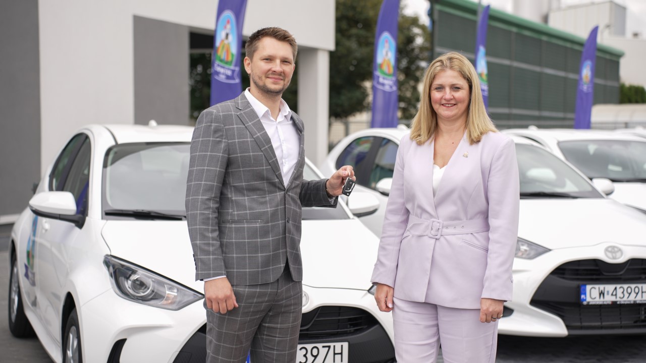 OSM Łowicz elektryfikuje flotę z Toyotą. Hybrydowe Yarisy pomogą obniżyć koszty