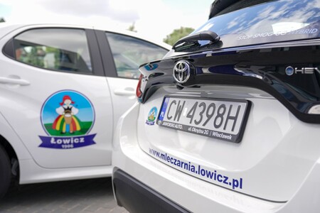 OSM Łowicz elektryfikuje flotę z Toyotą. Hybrydowe Yarisy pomogą obniżyć koszty