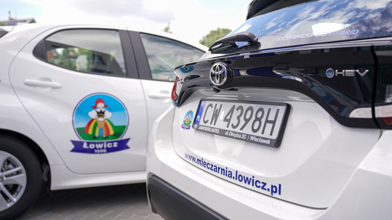 OSM Łowicz elektryfikuje flotę z Toyotą. Hybrydowe Yarisy pomogą obniżyć koszty