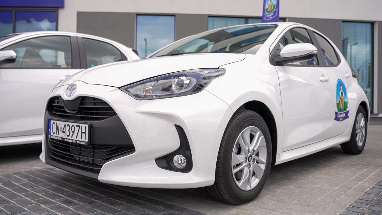 OSM Łowicz elektryfikuje flotę z Toyotą. Hybrydowe Yarisy pomogą obniżyć koszty