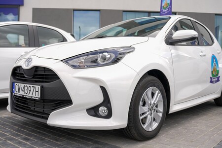 OSM Łowicz elektryfikuje flotę z Toyotą. Hybrydowe Yarisy pomogą obniżyć koszty