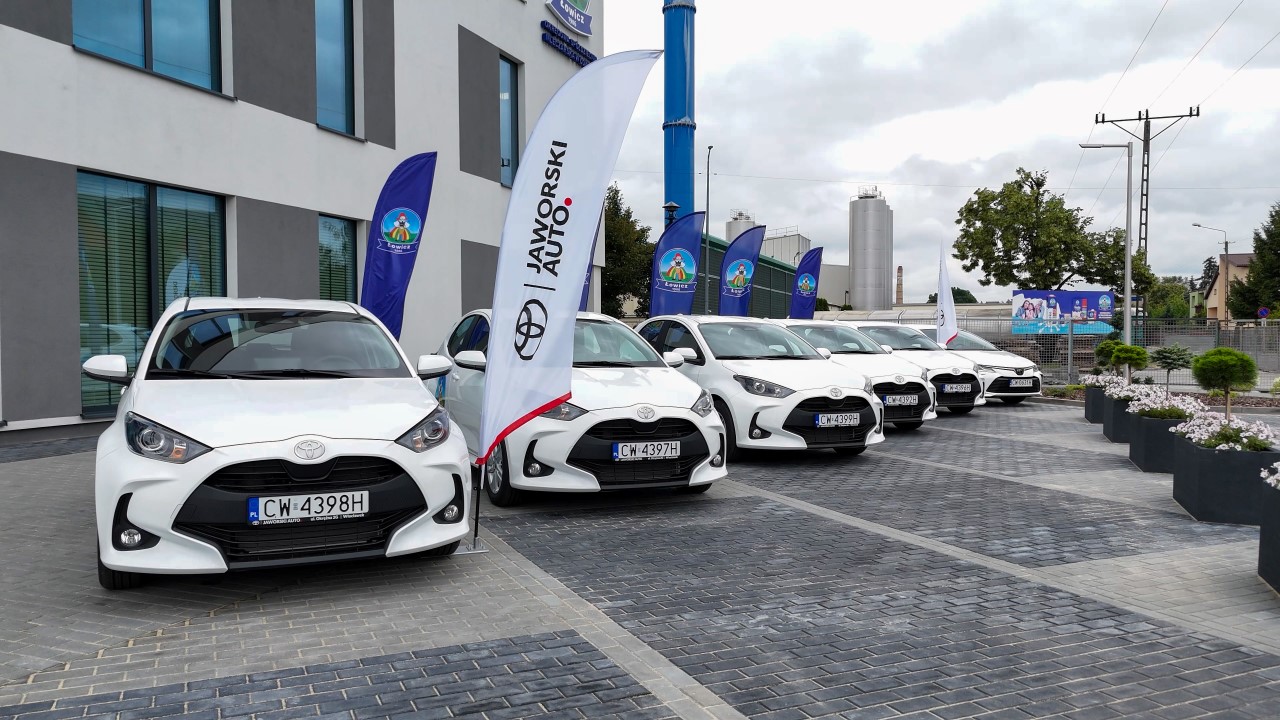 OSM Łowicz elektryfikuje flotę z Toyotą. Hybrydowe Yarisy pomogą obniżyć koszty