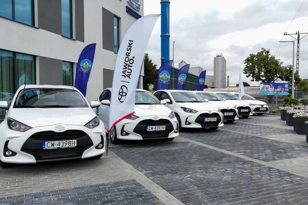 OSM Łowicz elektryfikuje flotę z Toyotą. Hybrydowe Yarisy pomogą obniżyć koszty