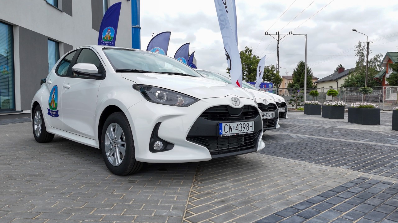 OSM Łowicz elektryfikuje flotę z Toyotą. Hybrydowe Yarisy pomogą obniżyć koszty