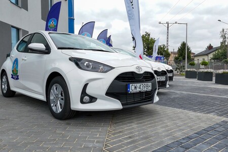OSM Łowicz elektryfikuje flotę z Toyotą. Hybrydowe Yarisy pomogą obniżyć koszty