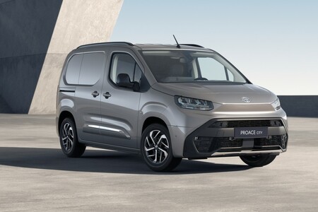 PROACE CITY i Hilux dominują w swoich segmentach. Toyota Professional notuje wzrosty sprzedaży siódmy miesiąc z rzędu