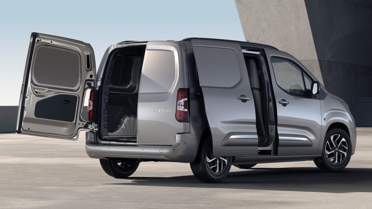 PROACE CITY i Hilux dominują w swoich segmentach. Toyota Professional notuje wzrosty sprzedaży siódmy miesiąc z rzędu