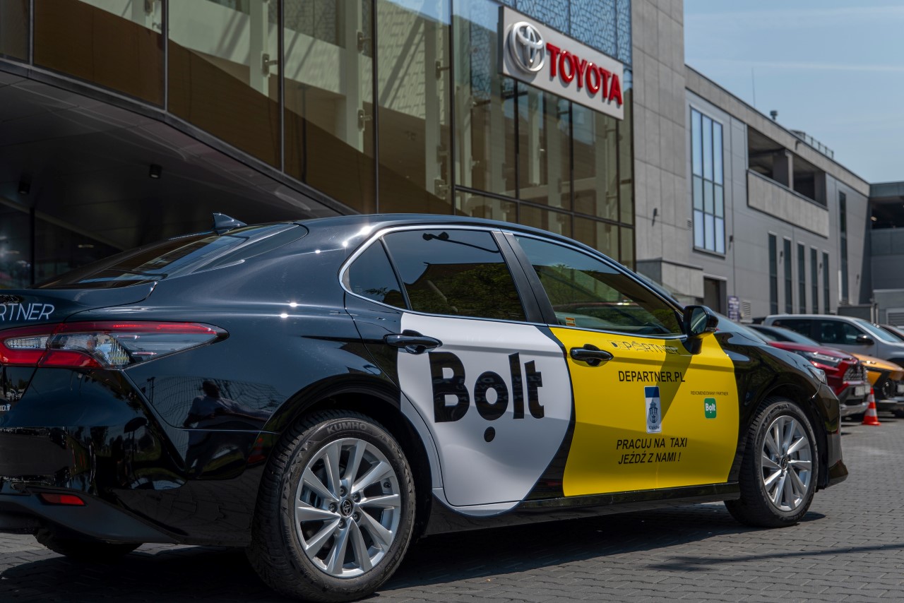 Toyota dostarczyła już 200 aut firmie przewozowej DEPartner. Hybrydowa flota z modelami Camry, Corolla, Yaris Cross